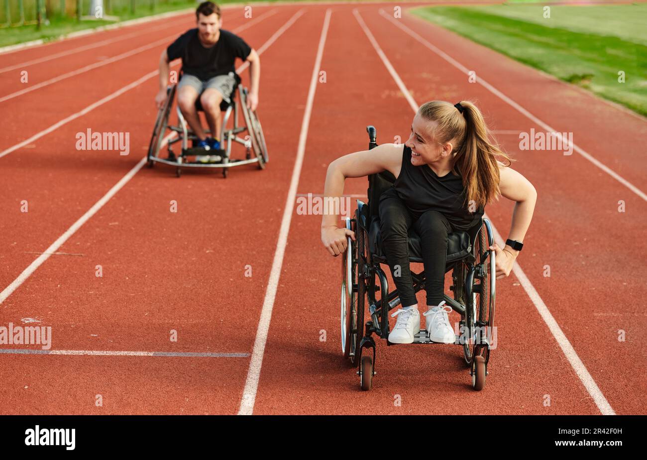 Ein inspirierendes Paar mit Behinderung demonstriert ihre unglaubliche Entschlossenheit und Stärke, während sie gemeinsam für den Paralymp trainieren Stockfoto