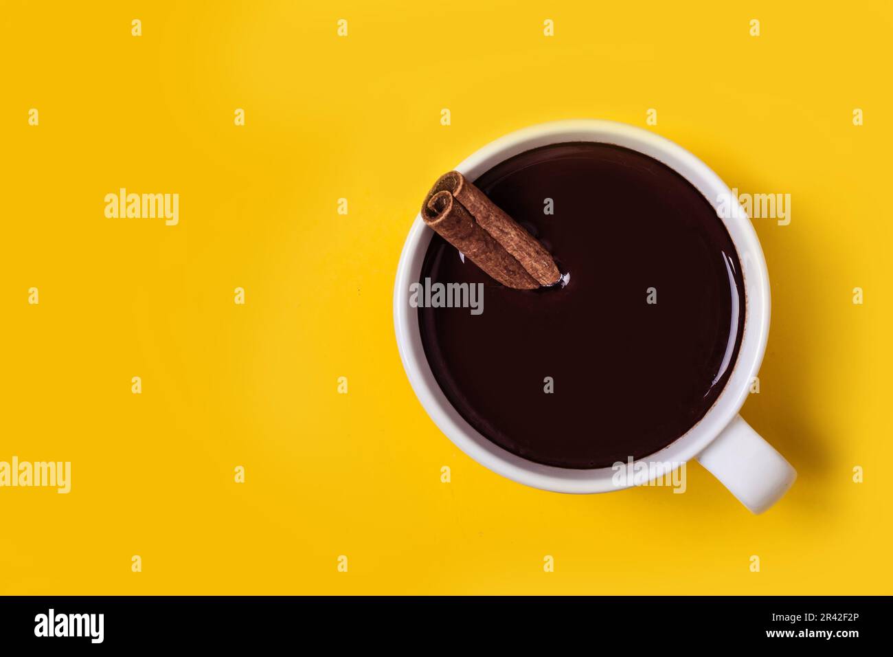 Heiße Schokoladentasse mit Zimt. Warmes Winter- oder Herbstgetränk Stockfoto