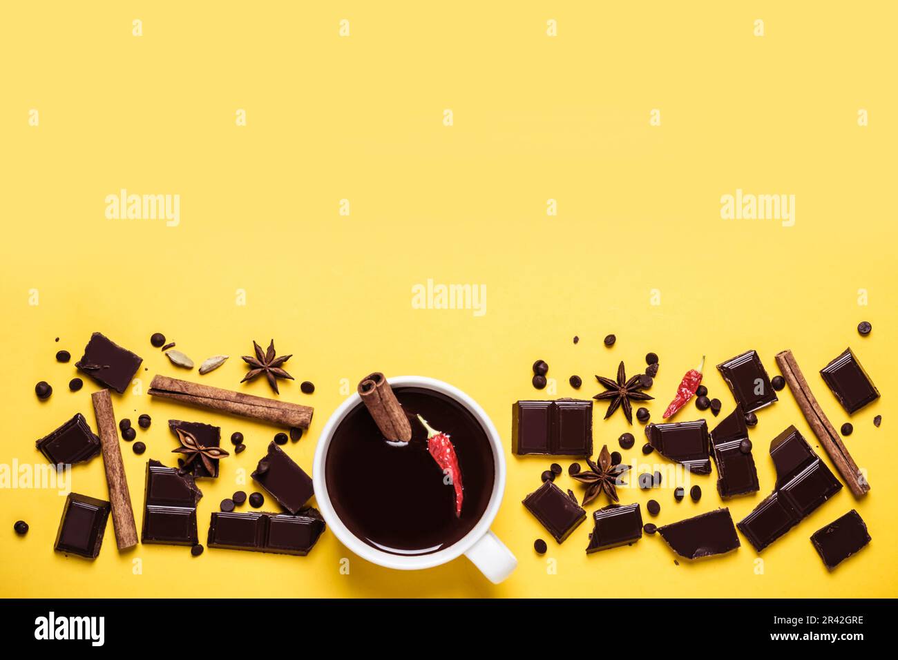 Heiße schokolade Tasse mit heißem Pfeffer und Zimt. Die Erwärmung im Winter oder Herbst trinken Konzept. Stockfoto