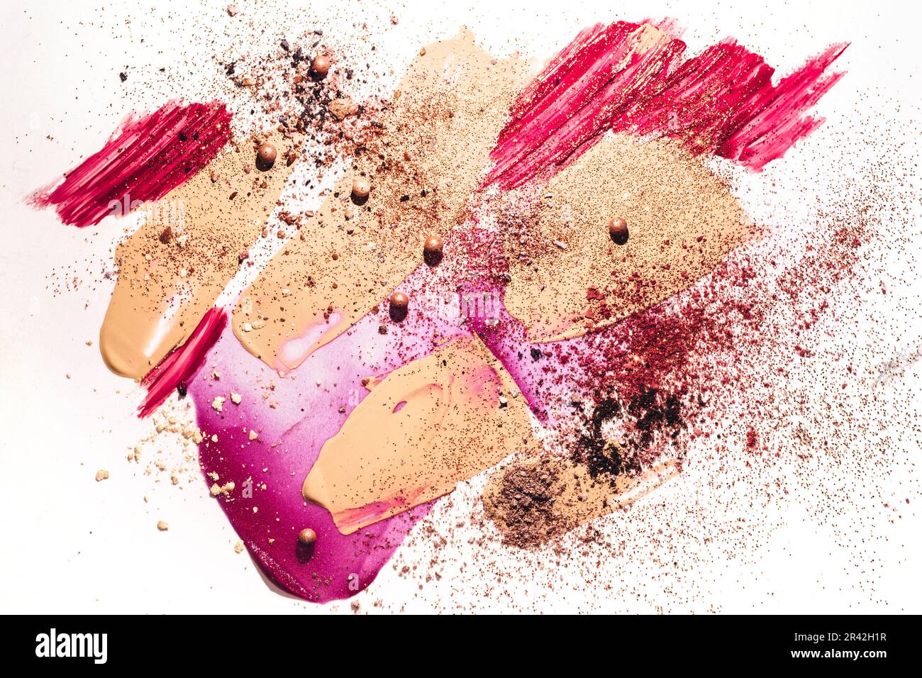 Schönheitskonzept mit verwischter Make-up-Basis, gebrochenen Schatten, Lipgloss und Funkeln auf weißem Hintergrund Stockfoto