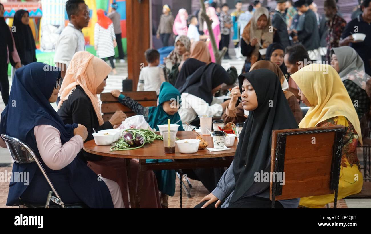 Die Leute essen bei Warung. Warung ist ein indonesisches Restaurant Stockfoto