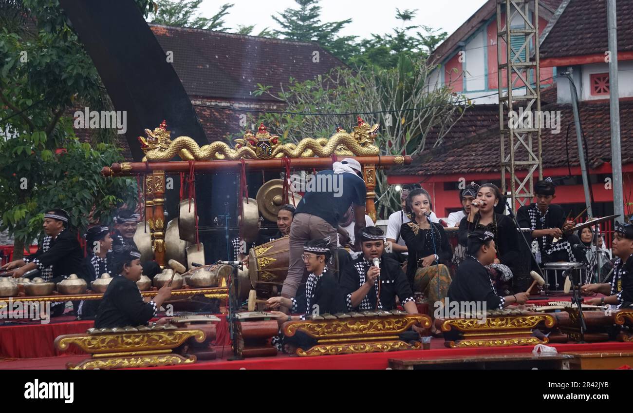 Niyaga ist ein traditioneller Musikinstrument-Player von Java Stockfoto