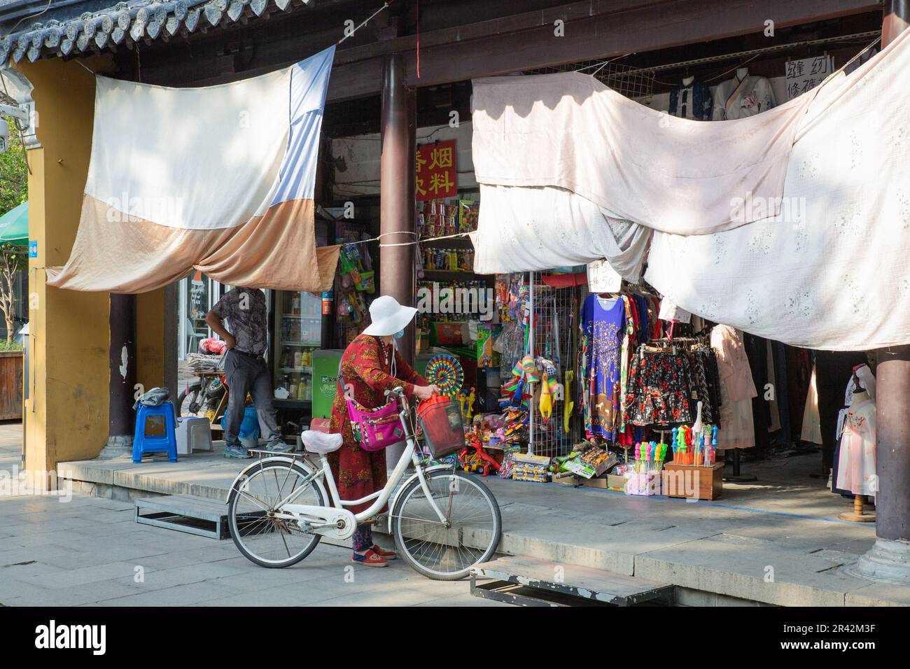 Old Lady Outside Shop neben dem Xuanmiao Tempel Stockfoto