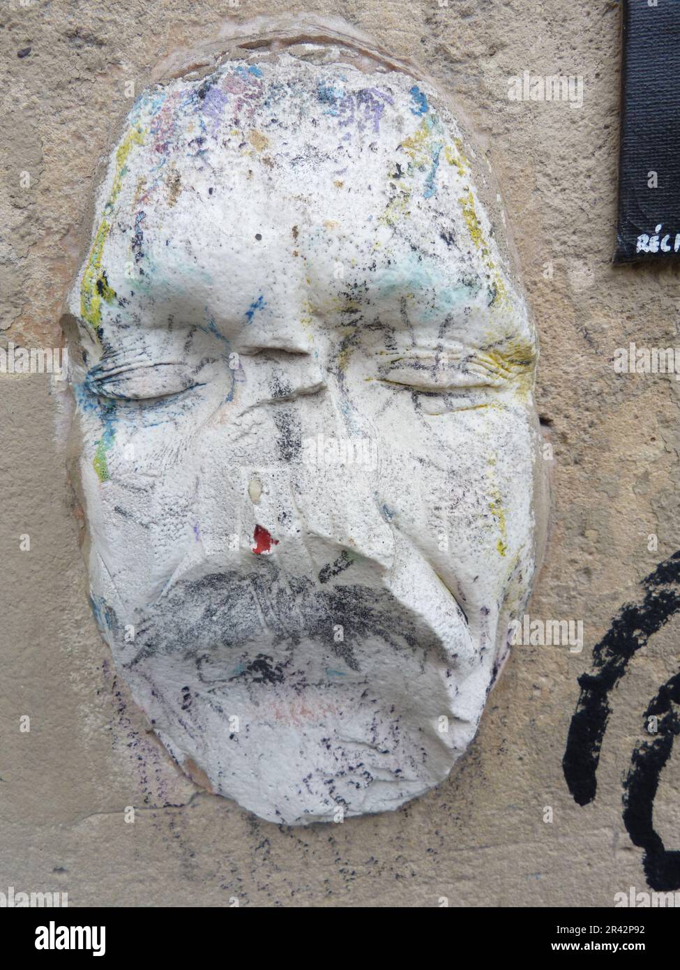 Skulptur d'un homme incrusté dans un mur à Paris Stockfoto