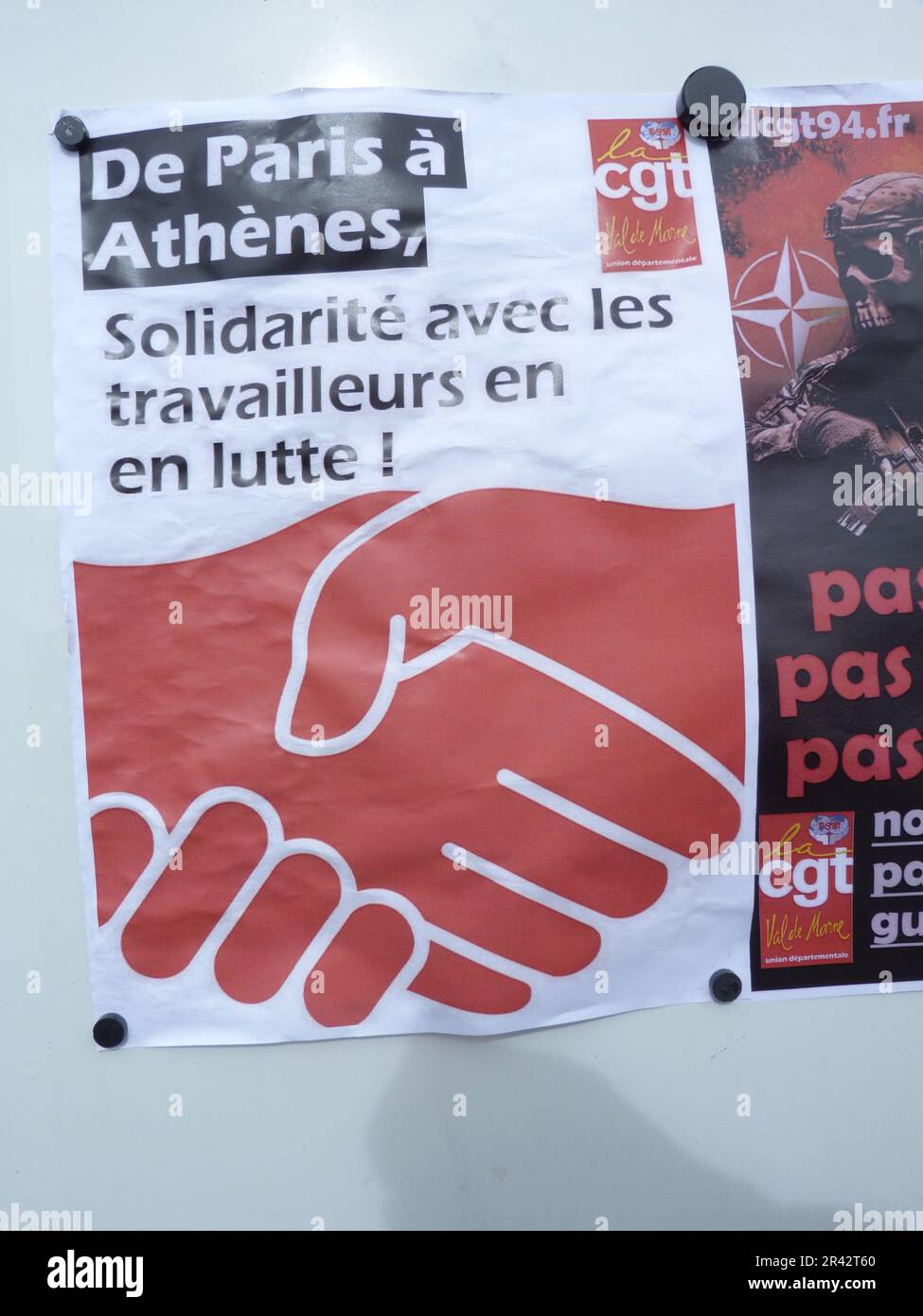UNE affiche à PARIS DE PARIS à ATHÈNES, SOLIDARITÉ AVEC LES TRAVAILLEURS EN LUTTE! Stockfoto