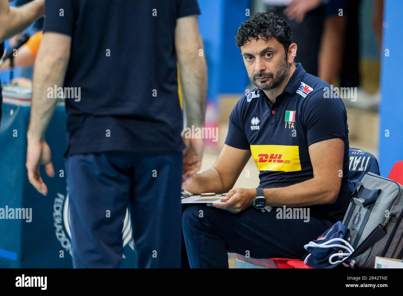 Lanciano, Italien. 22. Mai 2023. Davide Mazzanti Cheftrainer der italienischen Frauen-Nationalmannschaft schaut beim DHL Test Match Tournament womenís Volleyball zwischen Italien und Kroatien im Palazzetto dello Sport zu. Endstand: Italien 3:1 Kroatien. Kredit: SOPA Images Limited/Alamy Live News Stockfoto