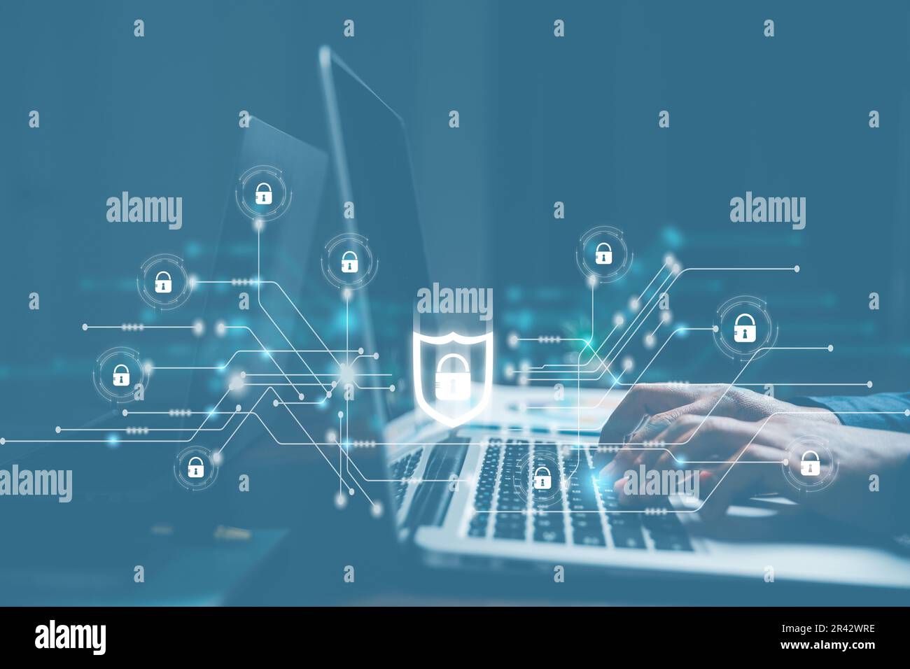 Cybersicherheits- und Datenschutzkonzepte zum Schutz von Daten. Schlosssymbol und Sicherheitstechnologie für das Internet-Netzwerk. Geschäftsfrau, die personenbezogene Daten bei Lapt schützt Stockfoto