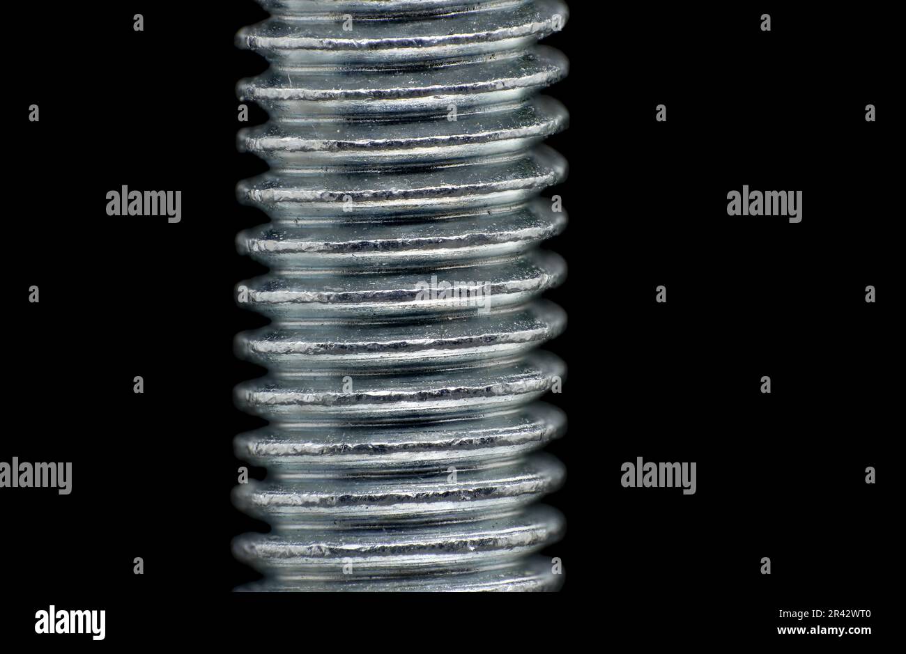 Metallschraubengewinde, Makro-Nahaufnahme mit flachem Freiheitsgrad. Isoliert auf schwarzem Hintergrund. Stockfoto