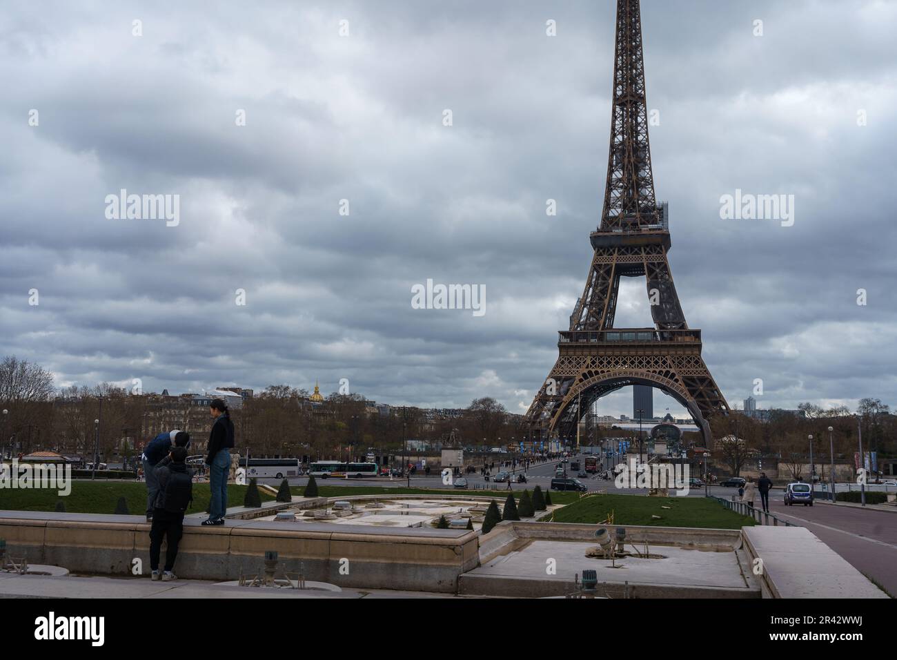 Touristen in den Trocadero-Gärten (Jardins du Trocadero) an einem bewölkten Tag mit Eiffelturm. Paris, Frankreich. 25. März 2023. Stockfoto