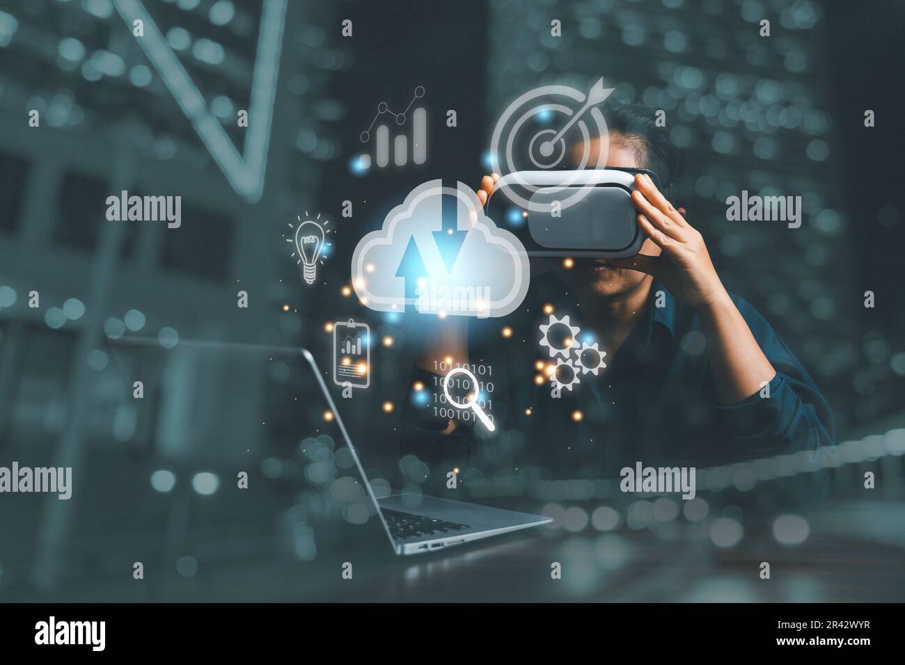 Geschäftsfrau mit VR-Brille und Zugriff auf das Cloud Computing Technology Internet Storage Network-Konzept und eine große Datenbank mit Big Data über mich Stockfoto