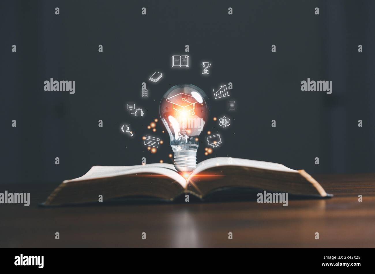 Glühbirne auf dem Buch mit E-Learning-Symbolen für den Bildungsbereich, Internet-Bildungsabschluss, Studium von Wissen bis hin zu kreativen Ideen und Lösungsansätzen. E Stockfoto