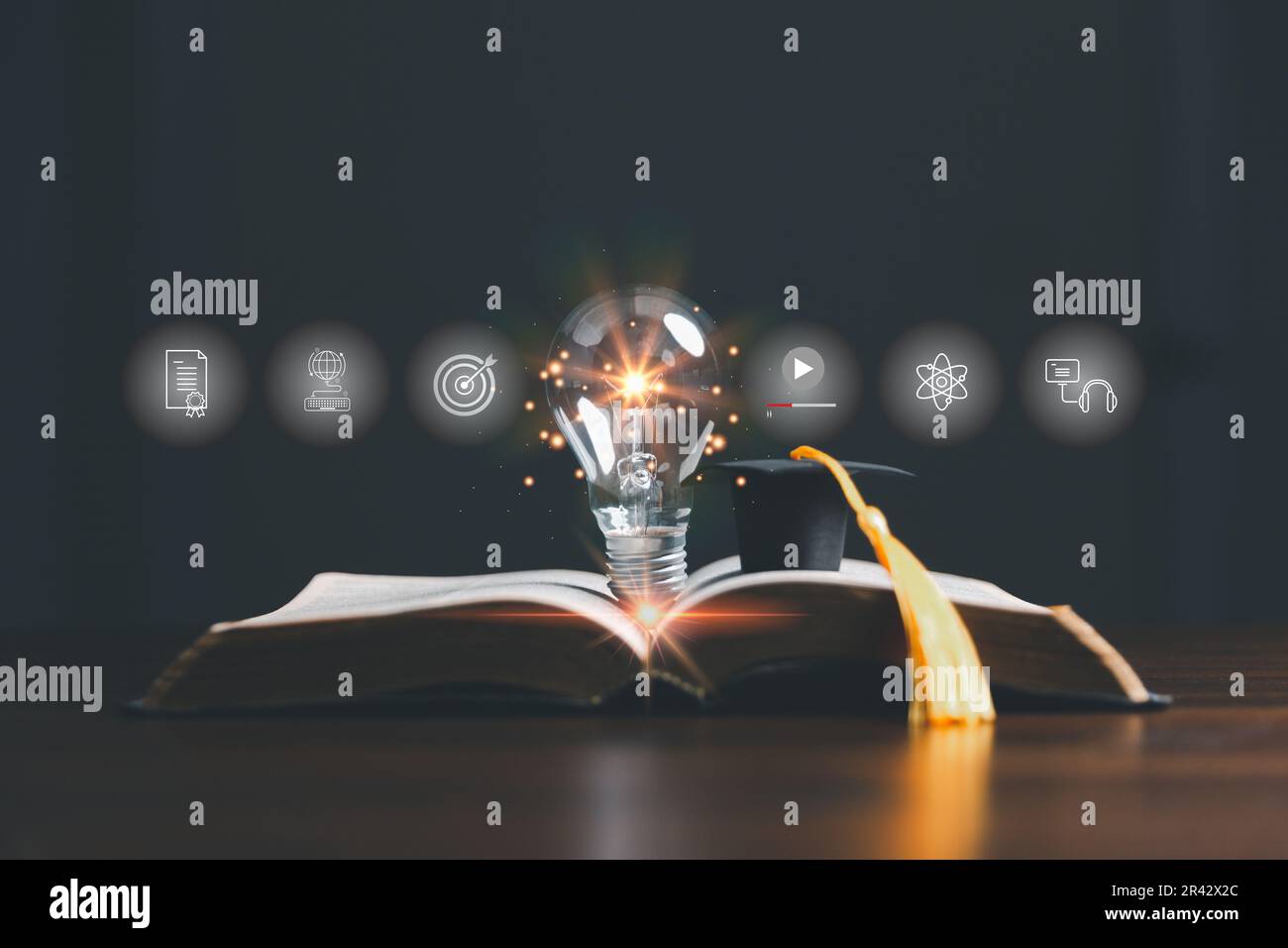 Glühbirne auf dem Buch mit E-Learning-Symbolen für den Bildungsbereich, Internet-Bildungsabschluss, Studium von Wissen bis hin zu kreativen Ideen und Lösungsansätzen. E Stockfoto