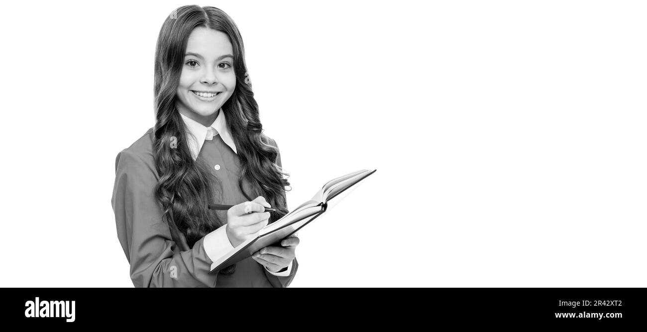 Lernen Sie. Glückliches Kind macht die Hausaufgaben schriftlich. Porträt einer Schülerin, Studio-Banner-Header. Schulkindgesicht, Copyspace. Stockfoto