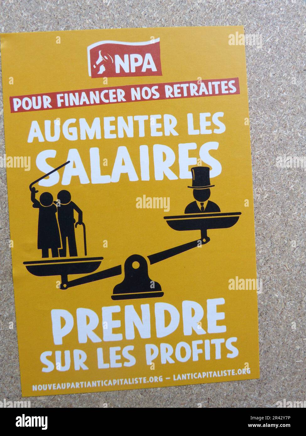 UNE AFFICHE NPA POUR FINANCER NOS RETRAITES AUGMENTER LES SALAIRES PRENDRE SUR LES PROFITS, PARIS, FRANKREICH Stockfoto