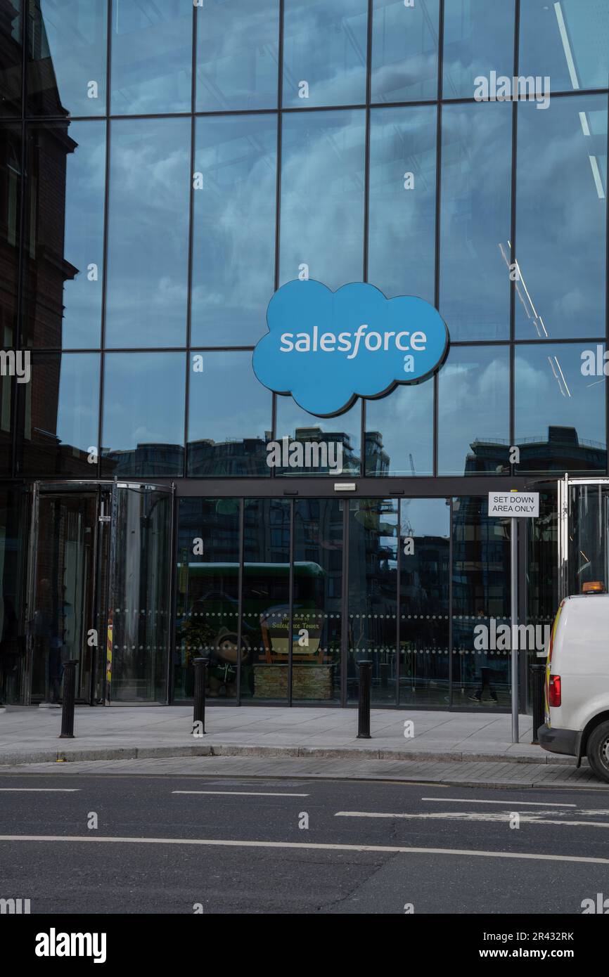 Dublin Docklands, Dublin 1, Irland, 29. März 2023. Eingang zum Salesforce Tower Dublin Glass Office Block Stockfoto