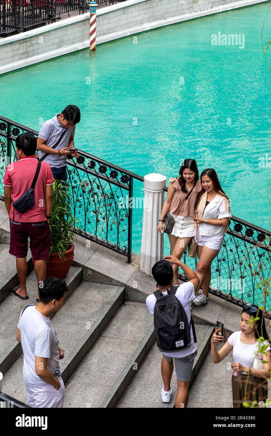 Shopper, die Fotos auf der Brücke in der Venice Grand Canal Mall, Taguig City, Manila, Philippinen machen Stockfoto