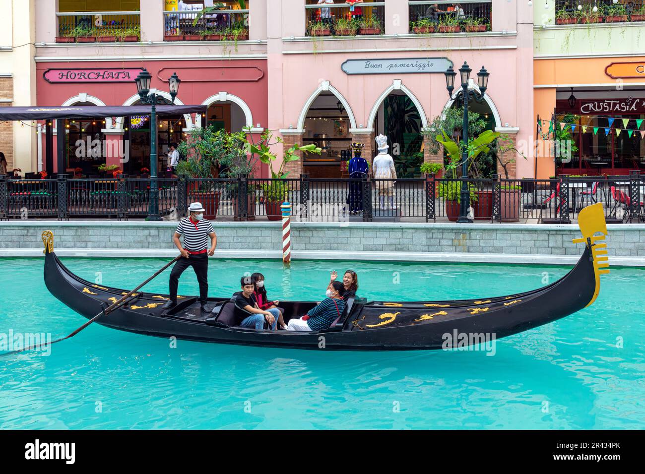 Gondel und Gondoliere in der Venice Grand Canal Mall, Taguig City, Manila, Philippinen Stockfoto
