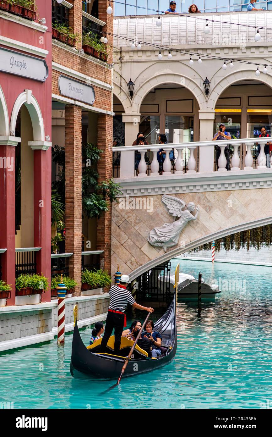 Gondel und Gondoliere in der Venice Grand Canal Mall, Taguig City, Manila, Philippinen Stockfoto