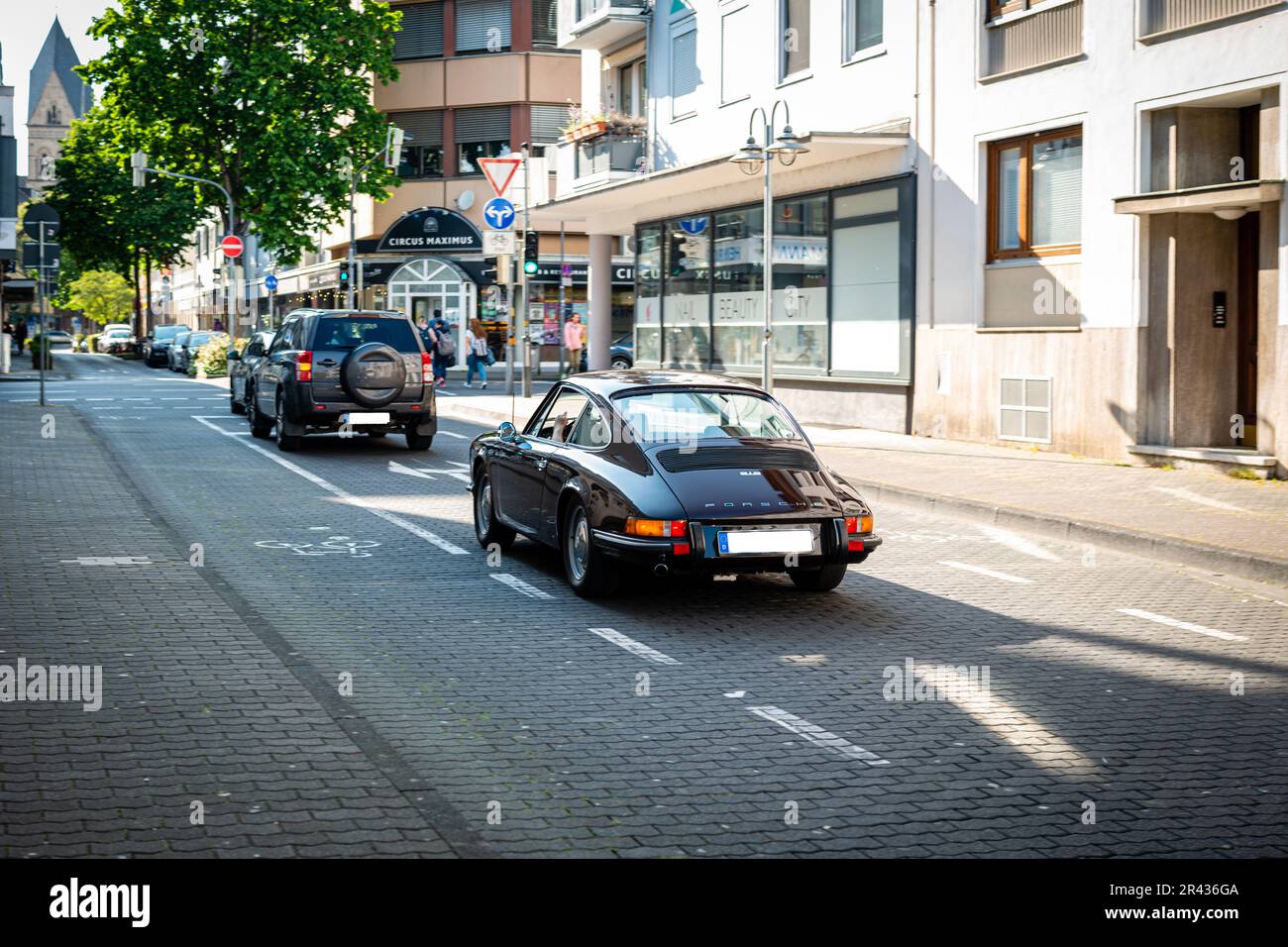 Koblenz, Deutschland, 25. Mai 2023: Ein klassischer Porsche 912, der durch die Stadt fährt. Stockfoto