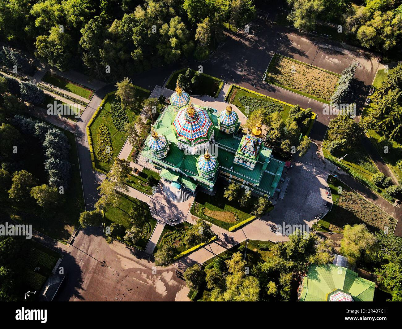 Luftdrohne Top-Down-Aufnahme der Aufstiegskathedrale Russisch-orthodoxe Kirche mit Gartenmuster im Panfilov-Park von Almaty, Kasachstan Stockfoto