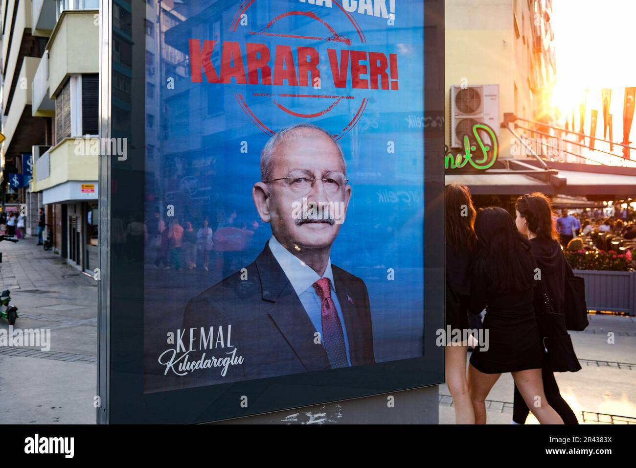 Izmir, Türkei. 25. Mai 2023. Die Leute gehen vorbei an Kemal Kilicdaroglu Wahlposter. Noch 3 Tage bis zu den Präsidentschaftswahlen 2023. Die Plätze waren mit Postern von Recep Tayyip Erdogan und Kemal Kilicdaroglu dekoriert. (Foto: Murat Kocabas/SOPA Images/Sipa USA) Guthaben: SIPA USA/Alamy Live News Stockfoto