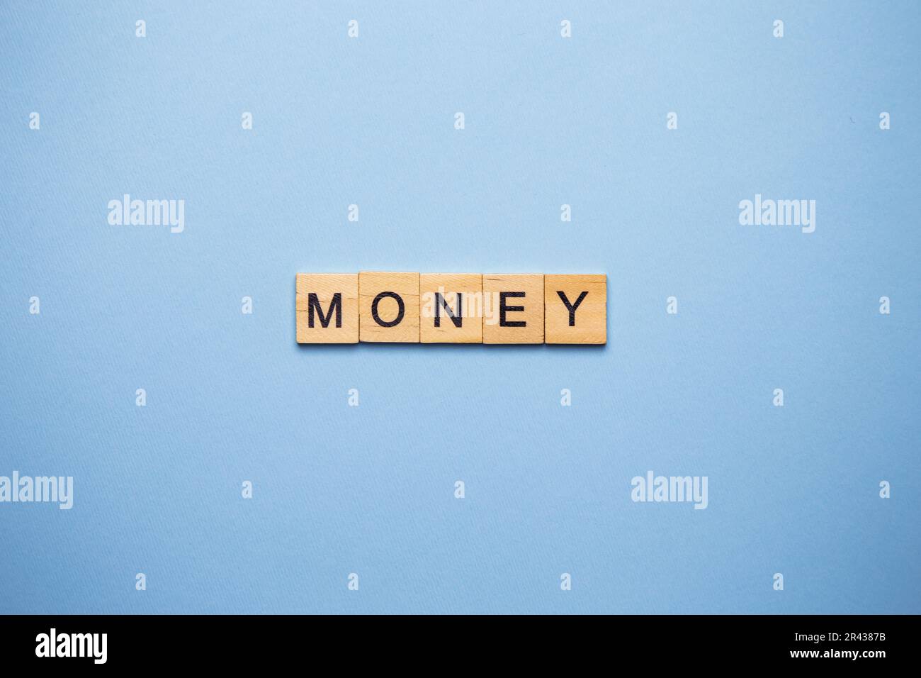 Finanzkonzept. Auf einer blauen Oberfläche, Holzwürfel mit dem Inschriften-Geld Stockfoto