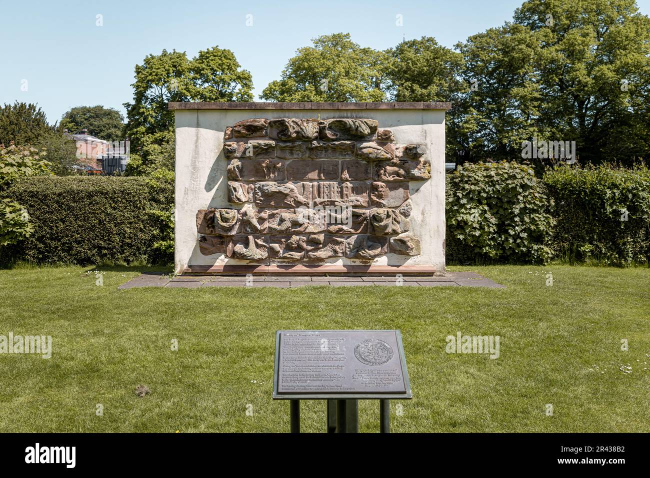 Die Märtyrertafel ist die Überreste einer Skulptur, die ursprünglich in die Fassade des Guildhall aus dem 18. Jahrhundert von Lichfield eingebettet war. Beacon Park, Lichfield. Stockfoto