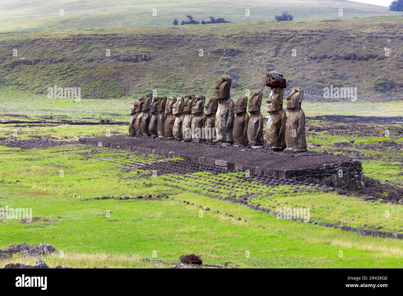 Eine Reihe von Moai-Statuen auf der Plattform, die berühmte archäologische Ausgrabungsstätte Ahu Tongariki, Panoramablick. Rapa Nui Osterinsel, Chile Stockfoto