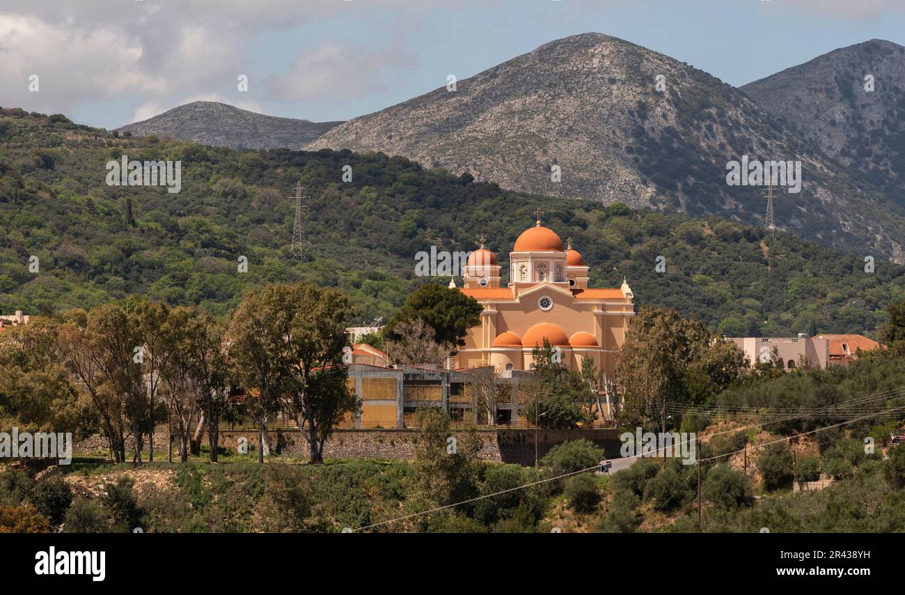 Neopoli, Ostkreta, Griechenland. 2023. Griechisch-orthodoxe Kirche mit Blick auf die Berge im Osten Kretas, Griechenland. Stockfoto