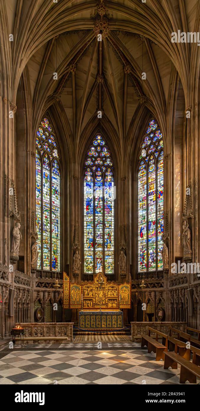 Die Lady Chapel, innerhalb der Lichfield Kathedrale, mit wunderschönen Buntglasfenstern und einer Rippgewölbedecke. Das gotische Innere der Lichfield-Kathedrale. Stockfoto