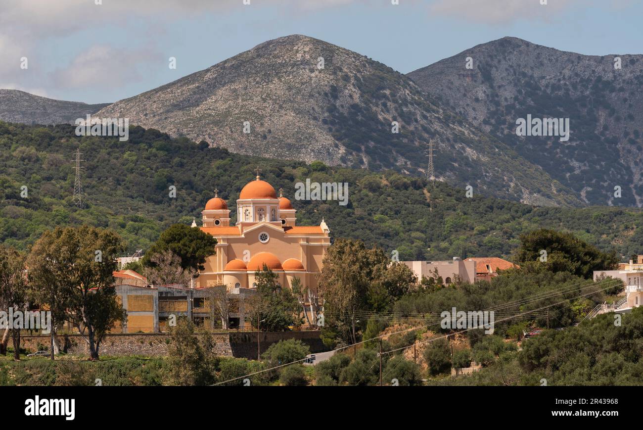 Neopoli, Ostkreta, Griechenland. 2023. Griechisch-orthodoxe Kirche mit Blick auf die Berge im Osten Kretas, Griechenland. Stockfoto
