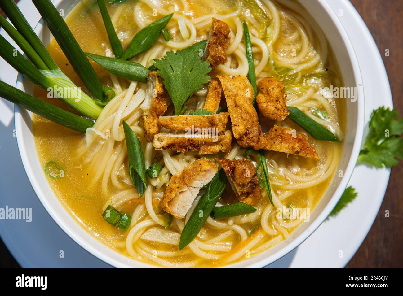 Eine Schüssel Nepali Noodle Suppe Thukpa mit Hähnchen tibetische Delikatesse Stockfoto