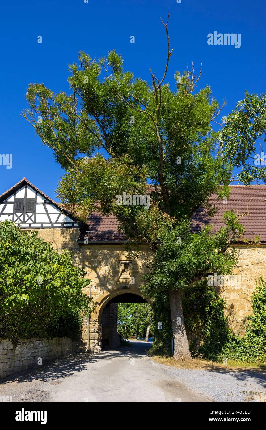 Außenansicht der Burg Ravensburg in Kraichgau bei Sulzfeld, Heilbronn, Baden-Württemberg, Deutschland, Hauptzugang und Schlosstor. Stockfoto