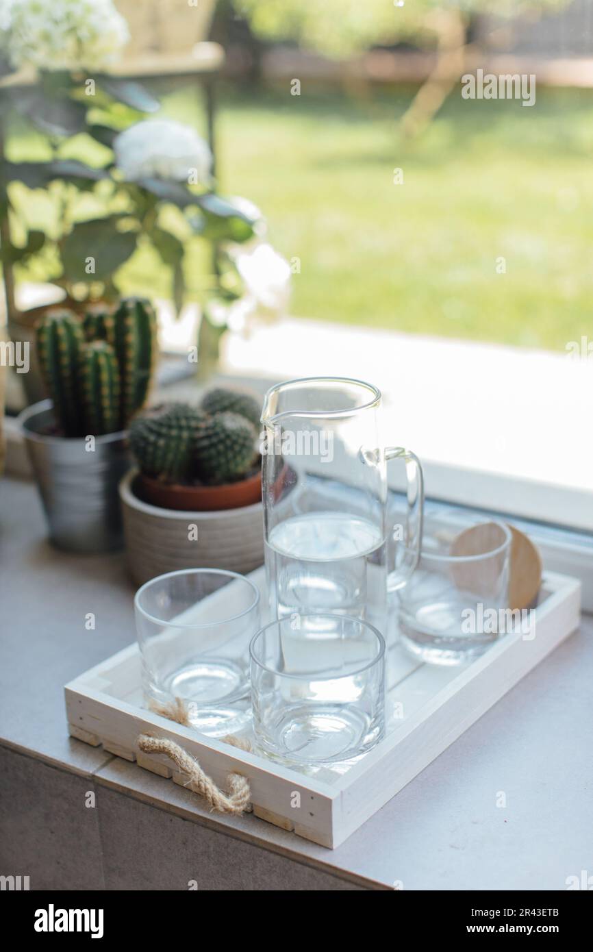 Gläser Wasser auf der Fensterbank, Stillleben. Stockfoto