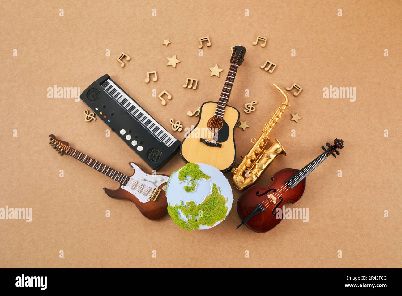 Fröhlicher Weltmusiktag. Musikinstrumente mit Globus-Hintergrund. Stockfoto