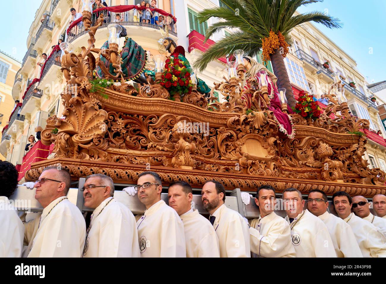 Andalusien Spanien. Prozession im Semana Santa (Heilige Woche) in Malaga. Heilige Statuen, die auf Schwimmer montiert sind Stockfoto