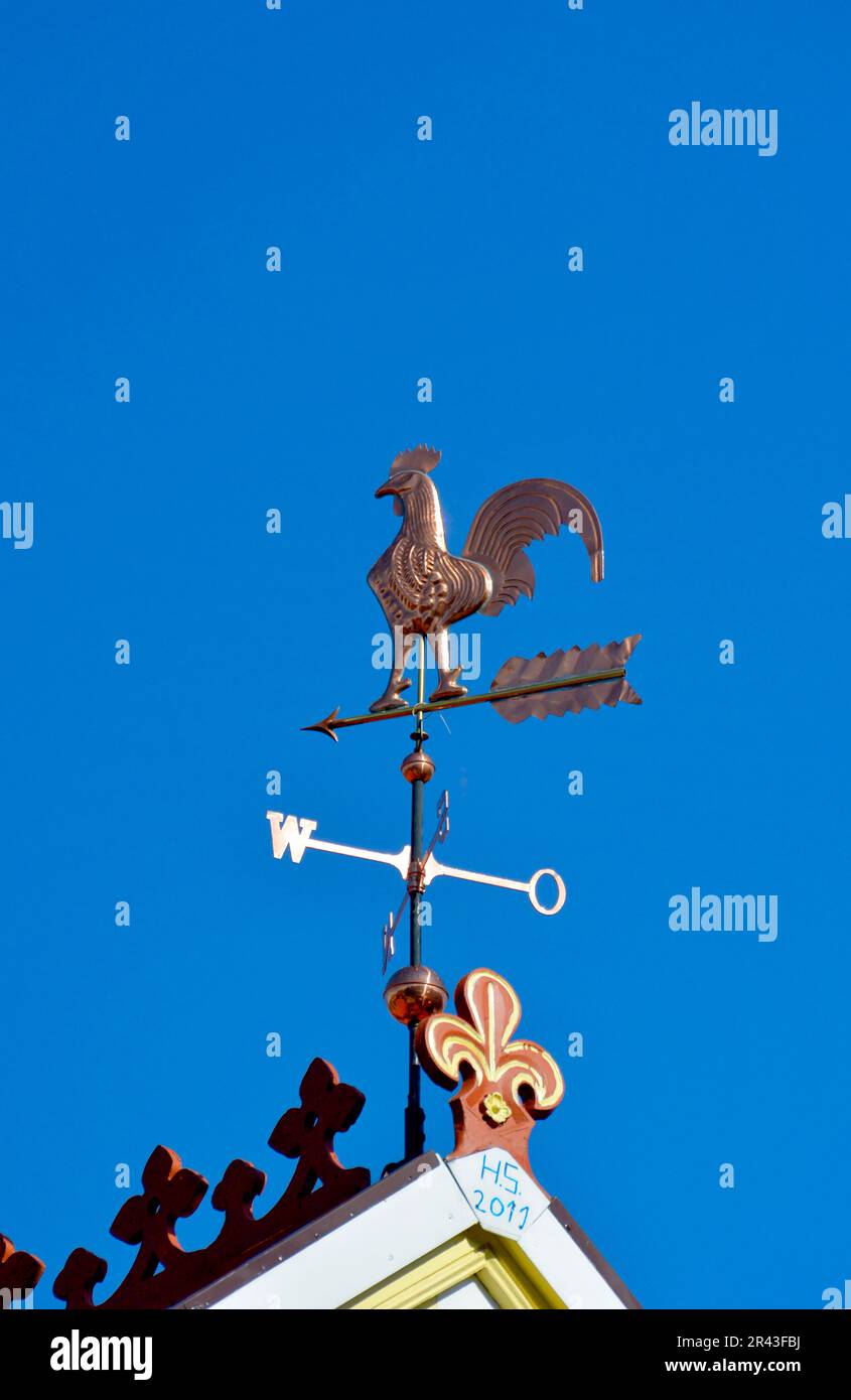Kupferblech-Wetterhahn auf dem Hausdach Stockfoto