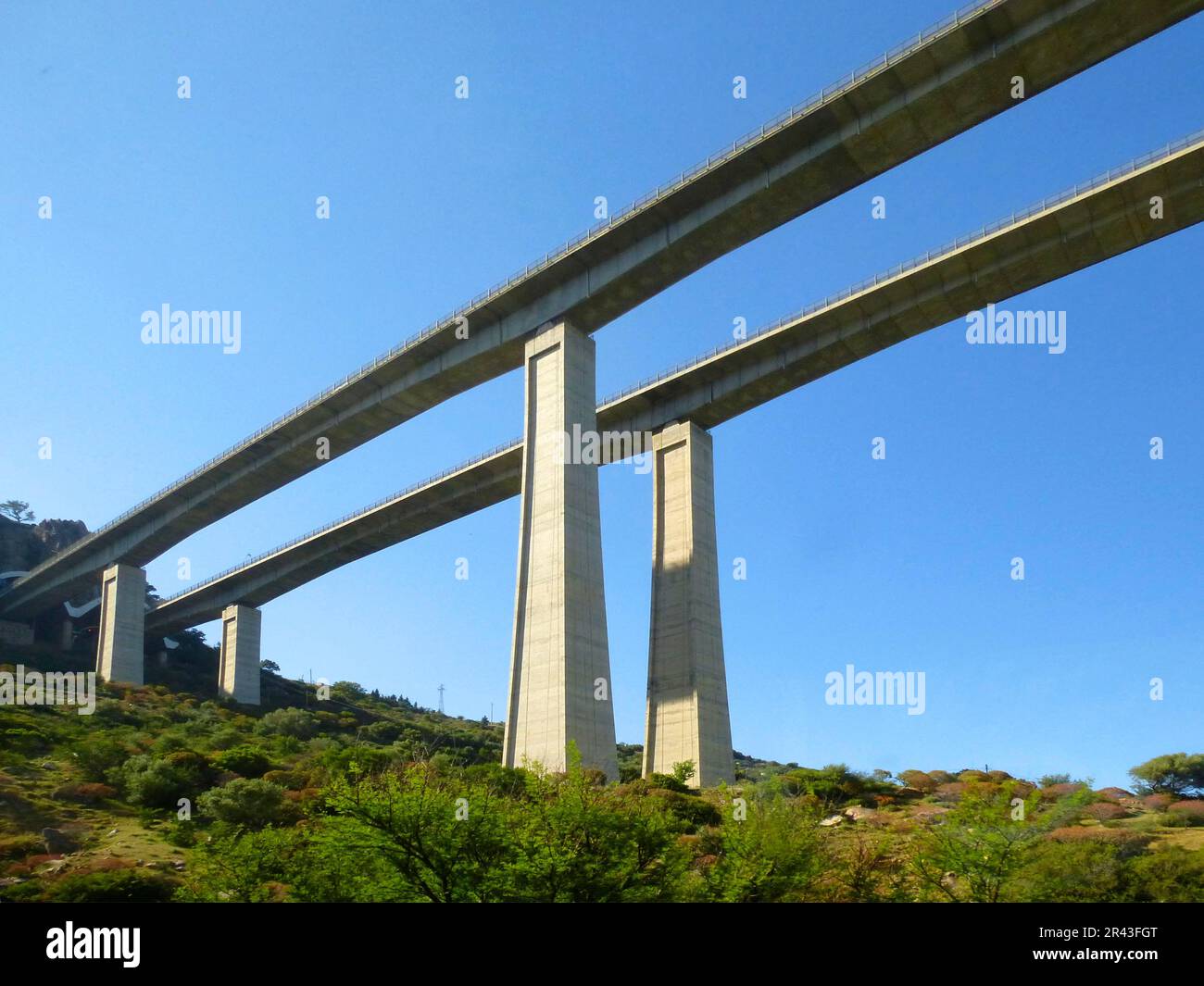 Italien, Italien, Sizilien, Autobahnbrücke in der Nähe von Cafalu Stockfoto