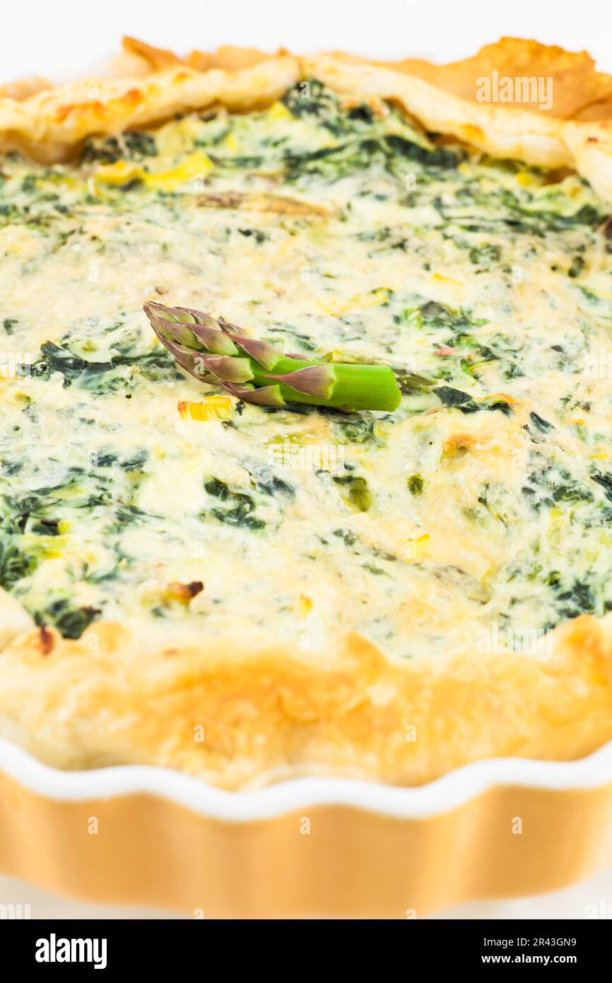 Milano, Italien: Spargelkuchen in einem berühmten Restaurant. Ein echtes Beispiel für gesunde und leckere Speisen Stockfoto