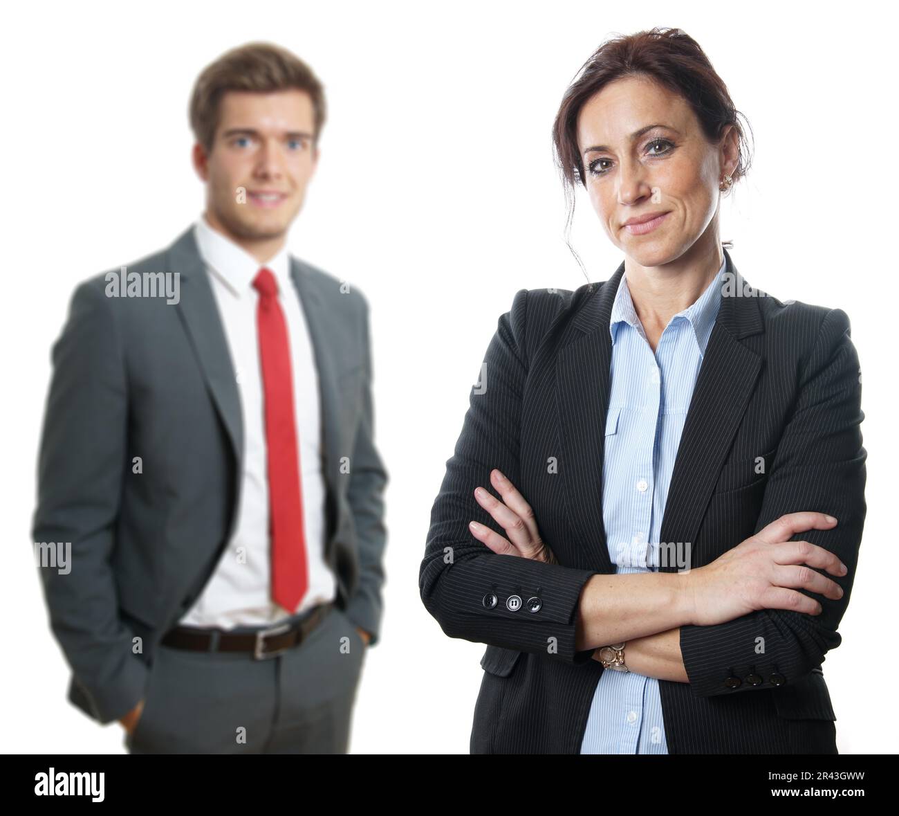 mittleren Alter Geschäftsfrau mit jüngeren Geschäftsmann im Hintergrund Stockfoto