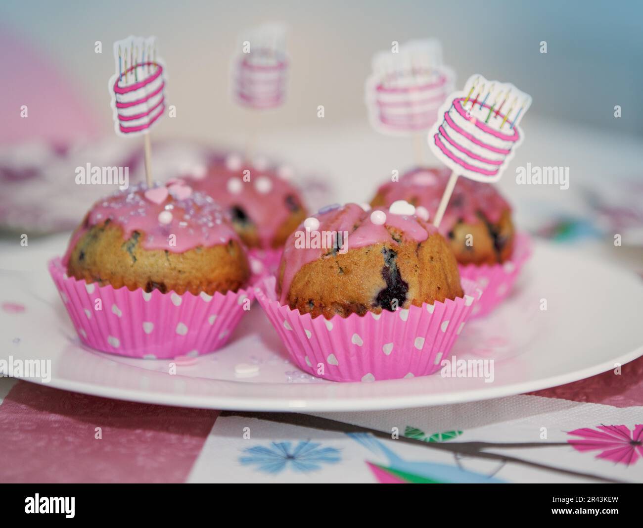 Kindergeburtstags-Cupcakes mit rosa Glasur Stockfoto