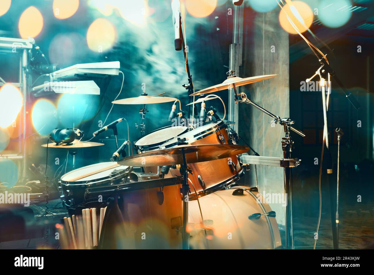 Live-Musik im Hintergrund. Musikband auf der Bühne. Konzert- und Showunterhaltung. Drum auf der Bühne und festliches Live-Event. Stockfoto