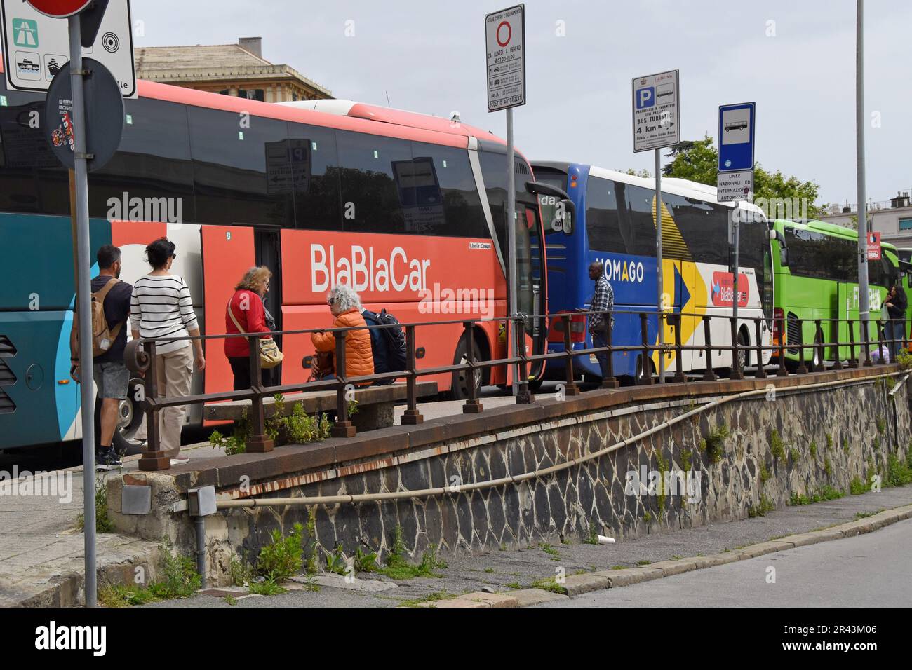 Backpacker, die Flix Bus und BlaBla Car Budget Bus Service an einer Bushaltestelle in Genua, Italien, nehmen Stockfoto Backpacker, die Flix Bus und BlaBla Car Budget Bus Service an einer Bushaltestelle in Genua, Italien, nehmen Stockfoto