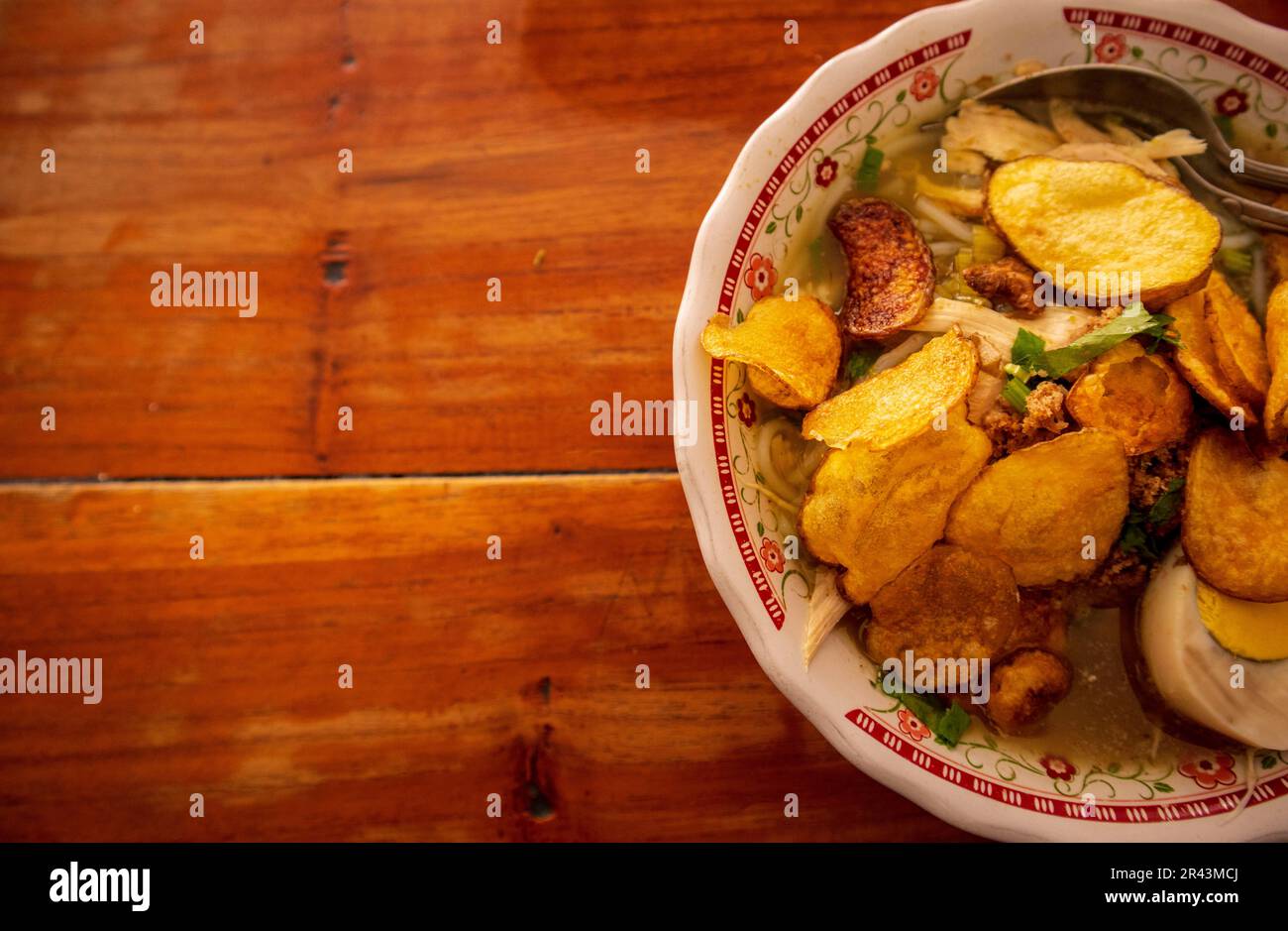 Indonesische Hühnersuppe oder Soto Ayam ist ein traditionelles indonesisches Essen mit einer gelblichen Soße. Stockfoto