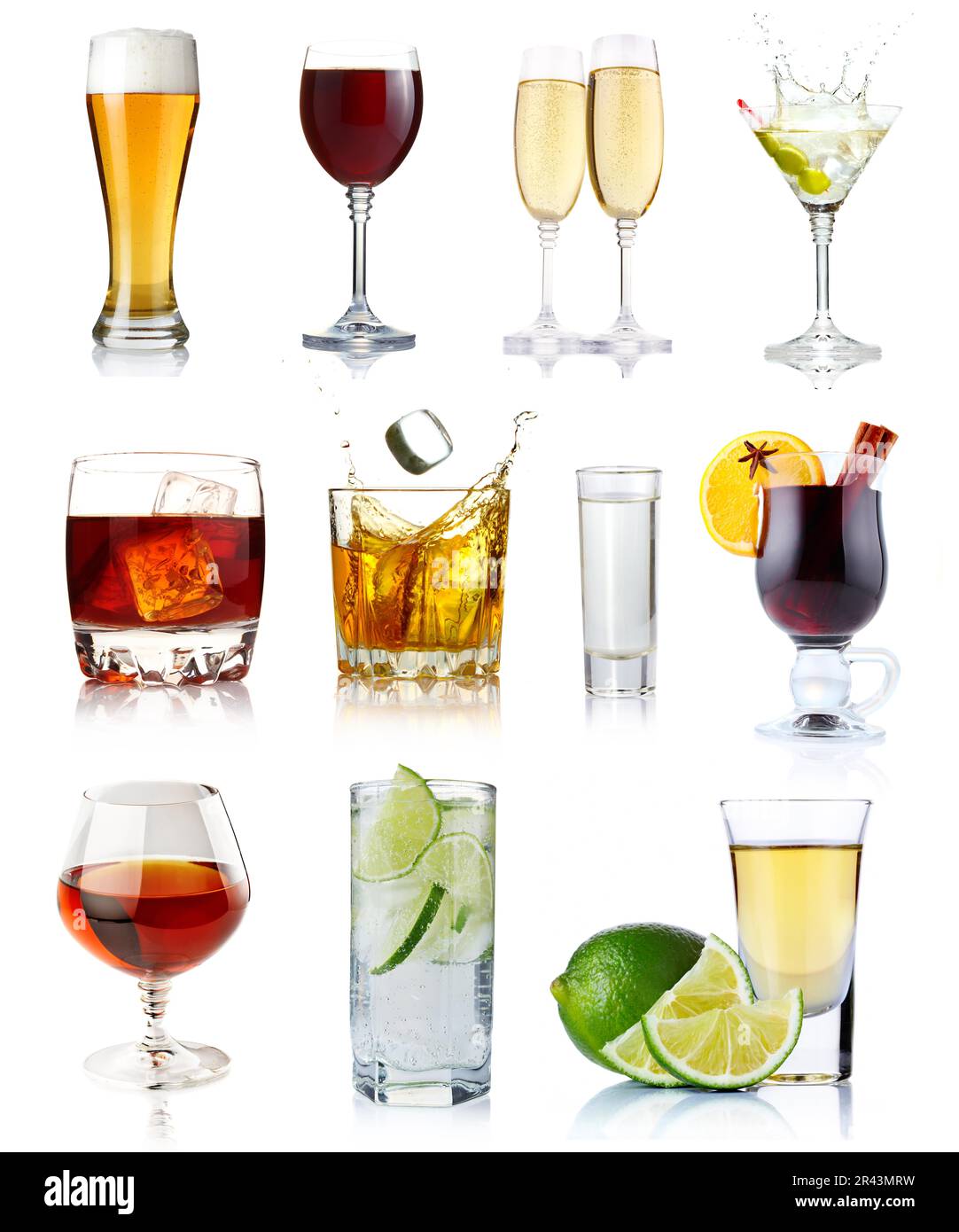 Alkoholgetränkenset in Gläsern isoliert auf weißem Hintergrund Stockfoto