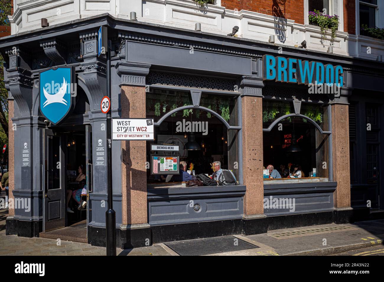 Brewdog Pub. BrewDog Seven Dials Pub in der 142 Shaftesbury Avenue im Londoner West End. Stockfoto