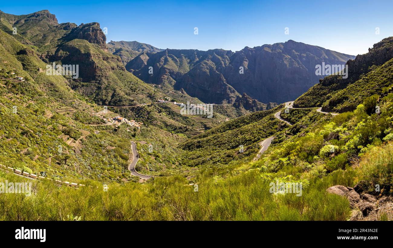 Die TF-436 Road schlängelt sich durch die Teneriffa Teno Mountains, die geschwungenen Kurven bieten eine abenteuerliche Reise durch das Masca-Tal, während PR Stockfoto