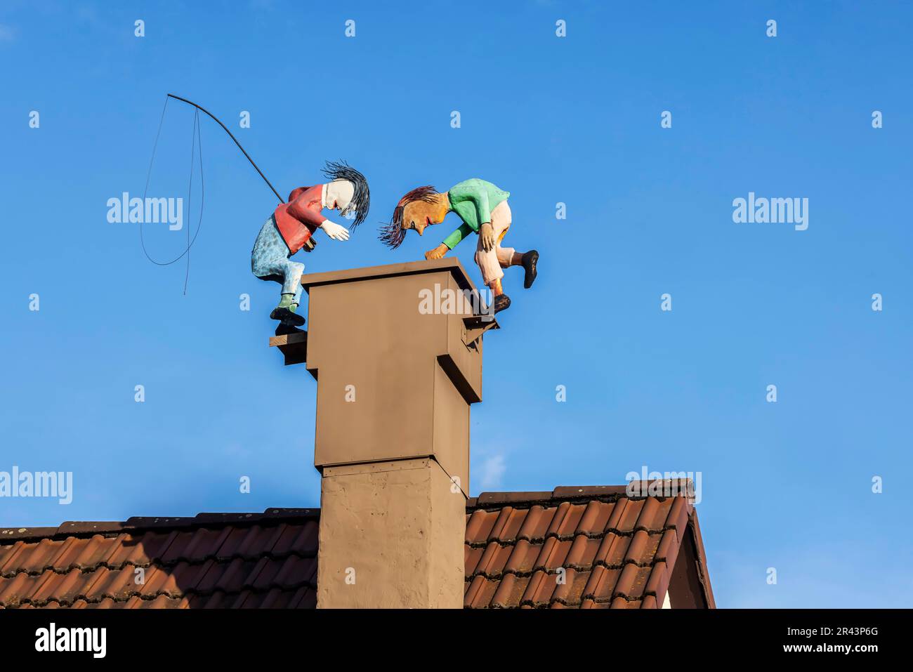 Märchenfiguren Max und Moritz, Figuren auf dem Dach am Kamin, Laudenbach, Baden-Württemberg, Deutschland Stockfoto