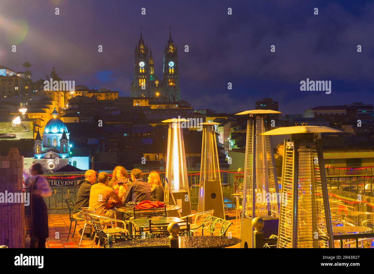 Menschen auf einer Terrasse vor der Basilika des Nationalen Gelübdes bei Nacht, Quito, Provinz Pichincha, Ecuador, UNESCO-Weltkulturerbe Stockfoto