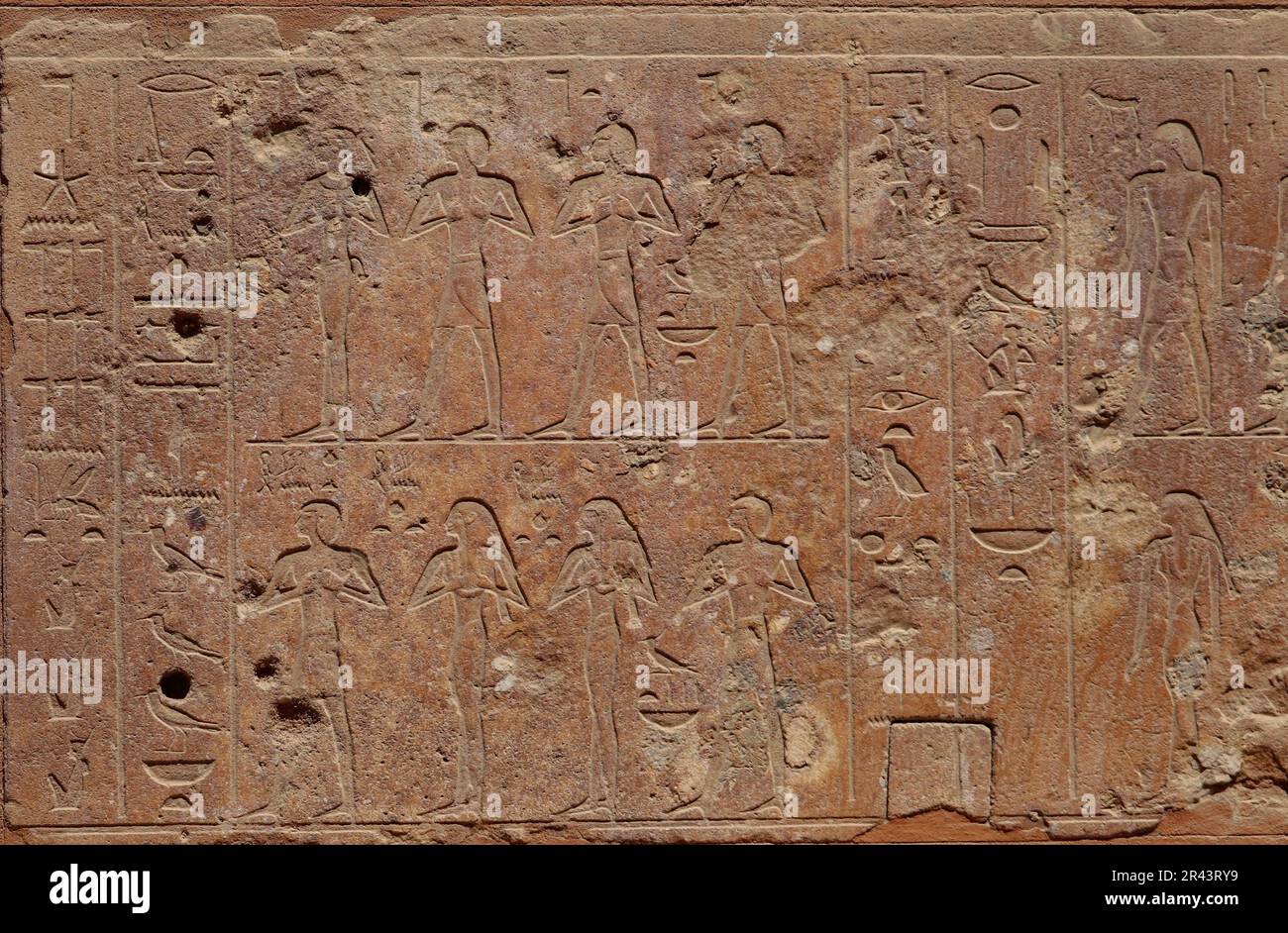 Alte ägyptische Schnitzereien und Wandreliefs am Tempel von Karnak, Luxor, Ägypten Stockfoto